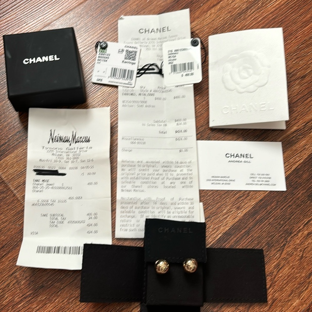 Chanel B21’ S golden pearl golden earrings